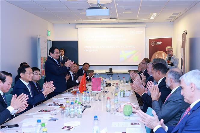 Prime Minister Pham Minh Chinh visits the Karolinska Institutet. VNA Photo: Dương Giang