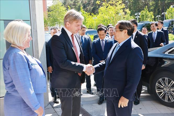 Thủ tướng Phạm Minh Chính đến thăm và gặp các chuyên gia Đại học Uppsala. Ảnh: Dương Giang-TTXVN

