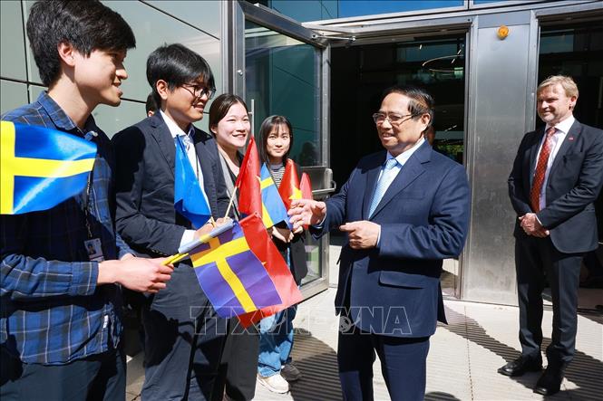 Thủ tướng Phạm Minh Chính với sinh viên, nghiên cứu sinh Việt Nam đang học tập và nghiên cứu tại Đại học Uppsala. Ảnh: Dương Giang-TTXVN
