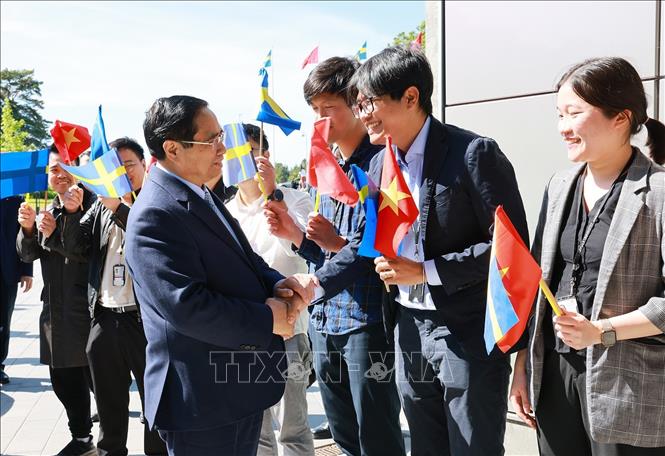 Thủ tướng Phạm Minh Chính với sinh viên, nghiên cứu sinh Việt Nam đang học tập và nghiên cứu tại Đại học Uppsala. Ảnh: Dương Giang-TTXVN
