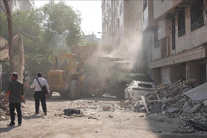 Các tòa nhà bị phá hủy sau cuộc không kích của Israel tại Tehran, Iran, ngày 13/6/2025. Ảnh: THX/TTXVN