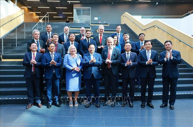 Thủ tướng Phạm Minh Chính với các chuyên gia, nhà khoa học của Đại học Uppsala. Ảnh: Dương Giang-TTXVN
