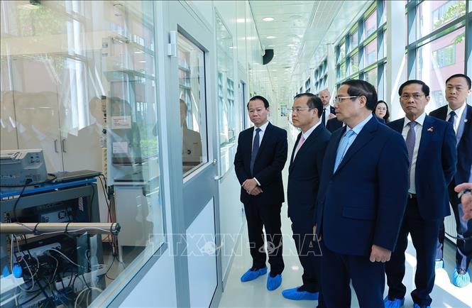 Thủ tướng Phạm Minh Chính thăm phòng thí nghiệm của Đại học Uppsala. Ảnh: Dương Giang-TTXVN
