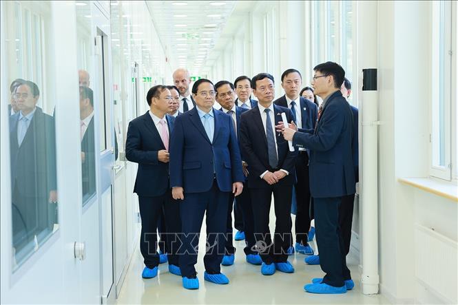 Thủ tướng Phạm Minh Chính thăm phòng thí nghiệm của Đại học Uppsala. Ảnh: Dương Giang-TTXVN

