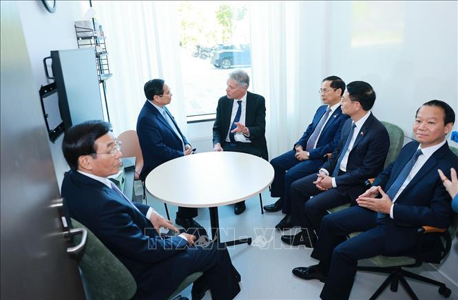 Thủ tướng Phạm Minh Chính gặp chuyên gia, nhà khoa học đoạt giải Nobel của Đại học Uppsala. Ảnh: Dương Giang-TTXVN
