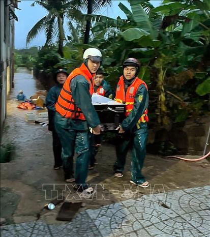 Military forces are mobilised to assist people to cope with the storm's aftermaths. VNA/Photo by courtesy