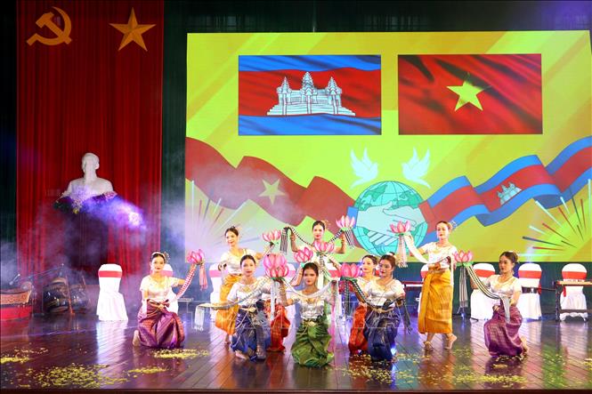 Tiết mục biểu diễn của đoàn nghệ thuật tỉnh Vĩnh Long. Ảnh: Lê Thúy Hằng - TTXVN