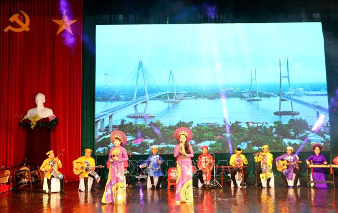 Tiết mục biểu diễn của đoàn nghệ thuật tỉnh Vĩnh Long. Ảnh: Lê Thúy Hằng - TTXVN