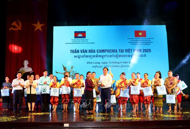 Đại diện đoàn nghệ thuật Vương quốc Campuchia trao quà cho lãnh đạo UBND tỉnh Vĩnh Long . Ảnh: Lê Thúy Hằng - TTXVN