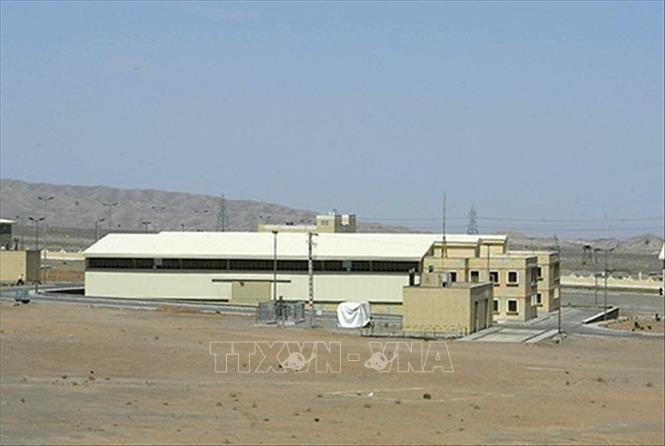 Sáng 13/6/2025, Bộ trưởng Quốc phòng Israel, ông Israel Katz, xác nhận nước này đã phát động “cuộc tấn công phủ đầu” nhằm vào hàng chục cơ sở hạt nhân và quân sự của Iran. Đài truyền hình Iran xác nhận cơ sở hạt nhân Natanz (ảnh) “đã bị tấn công nhiều lần” và nhiều giới chức quân sự, hạt nhân cấp cao của nước này có thể đã thiệt mạng trong đợt tấn công ở thủ đô Tehran. Ngay lập tức, Iran đã phóng khoảng 100 máy bay không người lái về phía Israel. Cộng đồng quốc tế kêu gọi hai bên kiềm chế và hạ nhiệt căng thẳng. Reuters/TTXVN