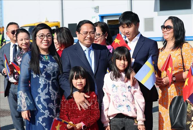 Cán bộ, nhân viên Đại sứ quán và cộng đồng người Việt Nam tiễn Thủ tướng Phạm Minh Chính và Phu nhân tại Sân bay quốc tế Arlanda, thủ đô Stockholm. Ảnh: Dương Giang-TTXVN