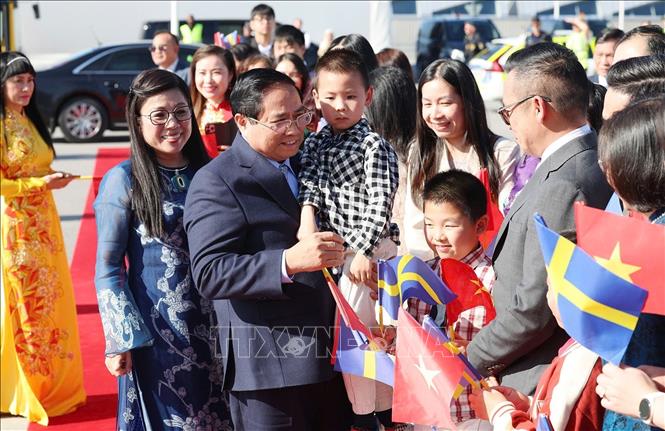 Cán bộ, nhân viên Đại sứ quán và cộng đồng người Việt Nam tiễn Thủ tướng Phạm Minh Chính và Phu nhân tại Sân bay quốc tế Arlanda, thủ đô Stockholm. Ảnh: Dương Giang-TTXVN