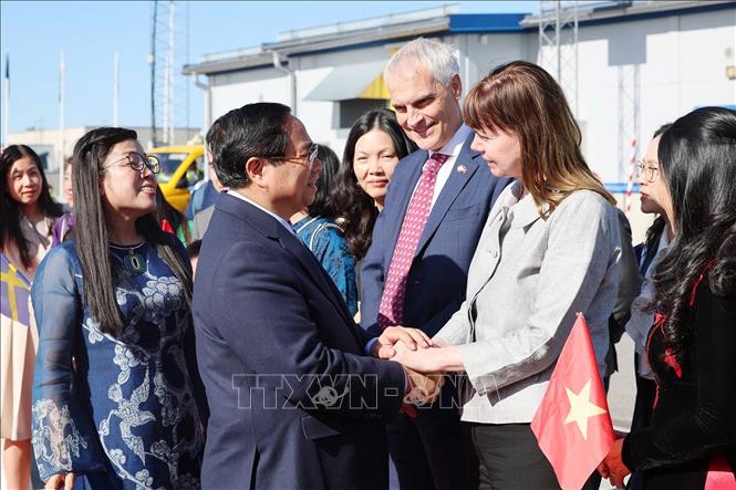 Các quan chức Thụy Điển tiễn Thủ tướng Phạm Minh Chính và Phu nhân tại Sân bay quốc tế Arlanda, thủ đô Stockholm. Ảnh: Dương Giang-TTXVN