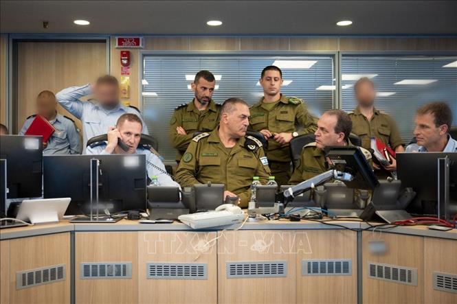 Sáng 13/6/2025, Bộ trưởng Quốc phòng Israel, ông Israel Katz, xác nhận nước này đã phát động “cuộc tấn công phủ đầu” nhằm vào hàng chục cơ sở hạt nhân và quân sự của Iran. Đài truyền hình Iran xác nhận cơ sở hạt nhân Natanz “đã bị tấn công nhiều lần” và nhiều giới chức quân sự, hạt nhân cấp cao của nước này có thể đã thiệt mạng trong đợt tấn công ở thủ đô Tehran. Ngay lập tức, Iran đã phóng khoảng 100 máy bay không người lái về phía Israel. Ảnh: Tư lệnh quân đội Israel Eyal Zamir (giữa) theo dõi các cuộc không kích của Lực lượng Phòng vệ Israel (IDF) nhằm vào nhiều mục tiêu ở Iran. THX/TTXVN
