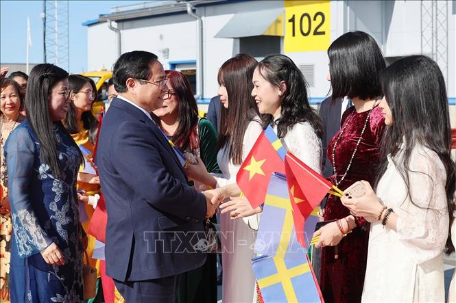 Cán bộ, nhân viên Đại sứ quán và cộng đồng người Việt Nam tiễn Thủ tướng Phạm Minh Chính và Phu nhân tại Sân bay quốc tế Arlanda, thủ đô Stockholm. Ảnh: Dương Giang-TTXVN