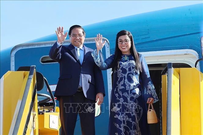 Prime Minister Pham Minh Chinh and his spouse at the Arlanda Airport. VNA Photo: Dương Giang