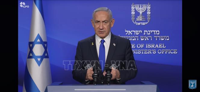 Sáng 13/6/2025, Bộ trưởng Quốc phòng Israel, ông Israel Katz, xác nhận nước này đã phát động “cuộc tấn công phủ đầu” nhằm vào hàng chục cơ sở hạt nhân và quân sự của Iran. Đài truyền hình Iran xác nhận cơ sở hạt nhân Natanz “đã bị tấn công nhiều lần” và nhiều giới chức quân sự, hạt nhân cấp cao của nước này có thể đã thiệt mạng trong đợt tấn công ở thủ đô Tehran. Ngay lập tức, Iran đã phóng khoảng 100 máy bay không người lái về phía Israel. Cộng đồng quốc tế kêu gọi hai bên kiềm chế và hạ nhiệt căng thẳng. Ảnh: Thủ tướng Israel Benjamin Netanyahu tuyên bố chiến dịch tấn công sẽ tiếp tục “chừng nào còn cần thiết” và cho đến khi hoàn thành sứ mệnh. THX/TTXVN