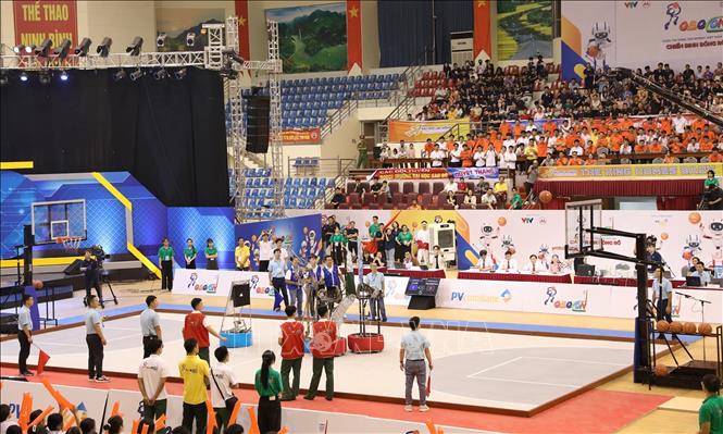 Một tình huống thi đấu hấp dẫn trong trận chung kết giữa LH-UDS Đại học Lạc Hồng và K24-Robotics Học viện kỹ thuật quân sự. Ảnh: Đức Phương - TTXVN