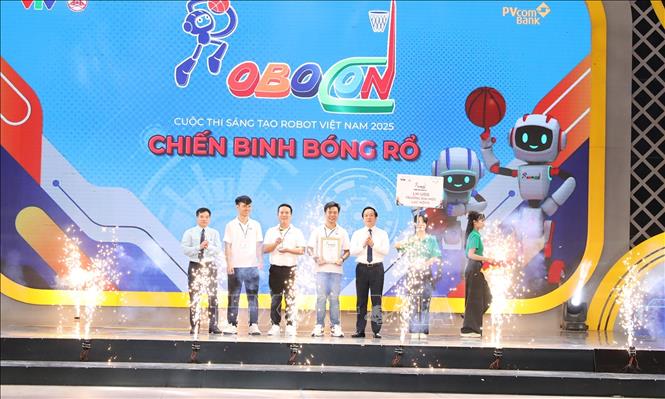 Ban Tổ chức trao giải Nhất cho đội LH-UDS Đại học Lạc Hồng. Ảnh: Đức Phương - TTXVN