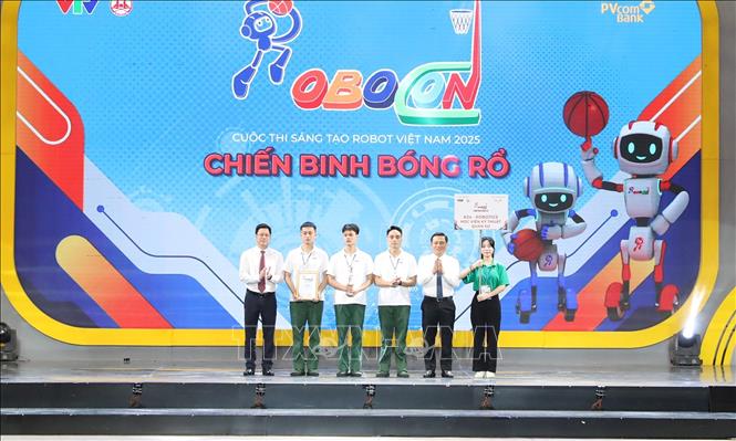Ban Tổ chức trao giải Nhì cho đội K24-Robotics Học viện kỹ thuật quân sự. Ảnh: Đức Phương - TTXVN