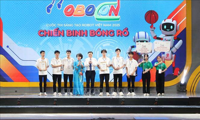 Ban Tổ chức trao đồng giải Ba cho các LH-TKCB Đại học Lạc Hồng và đội SKH PHOENIX Đại học Sư phạm kỹ thuật Hưng Yên. Ảnh: Đức Phương - TTXVN