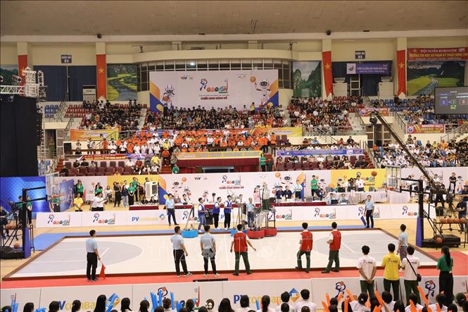 Một tình huống thi đấu hấp dẫn trong trận chung kết giữa LH-UDS Đại học Lạc Hồng và K24-Robotics Học viện kỹ thuật quân sự. Ảnh: Đức Phương - TTXVN