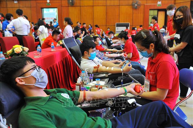 Các bạn trẻ tham gia hiến máu cứu người tại Ngày hội Thanh niên hiến máu tình nguyện năm 2021. Ảnh: Minh Đức - TTXVN
