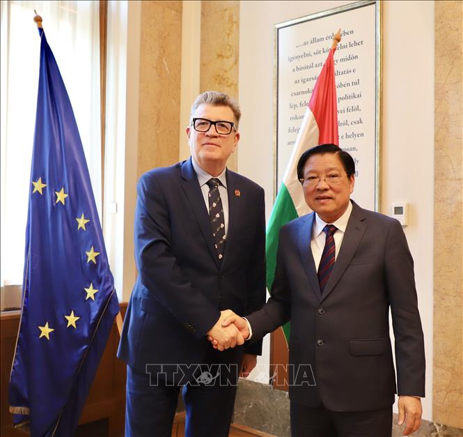 Trưởng Ban Nội chính Trung ương Phan Đình Trạc và Phó Viện trưởng Viện Kiểm sát tối cao Hungary Tibor Ibolya. Ảnh: Phương Hoa - PV TTXVN tại châu Âu