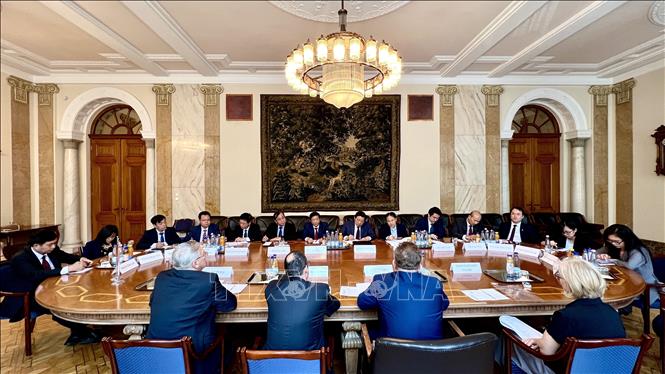 Trưởng Ban Nội chính Trung ương Phan Đình Trạc làm việc với Viện Kiểm sát tối cao Hungary. Ảnh: Phương Hoa - PV TTXVN tại châu Âu