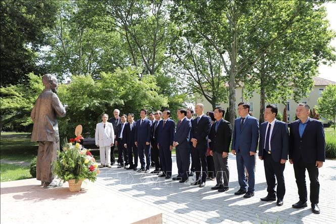 Đoàn đại biểu Đảng Cộng sản Việt Nam dâng hoa tại tượng Chủ tịch Hồ Chí Minh ở thành phố Zalaegerszeg - tượng toàn thân đầu tiên và duy nhất của Bác Hồ tại Trung Đông Âu từ năm 1976 đến nay. Ảnh: Phương Hoa - PV TTXVN tại châu Âu