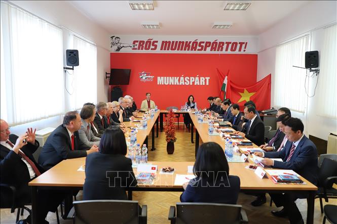 Trưởng Ban Nội chính Trung ương Phan Đình Trạc làm việc với Đảng Công nhân Hungary. Ảnh: Phương Hoa - PV TTXVN tại châu Âu