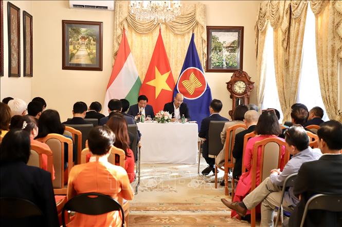 Trưởng Ban Nội chính Trung ương Phan Đình Trạc gặp gỡ cán bộ, nhân viên Đại sứ quán cùng đại diện cộng đồng người Việt Nam tại Hungary. Ảnh: Phương Hoa - PV TTXVN tại châu Âu