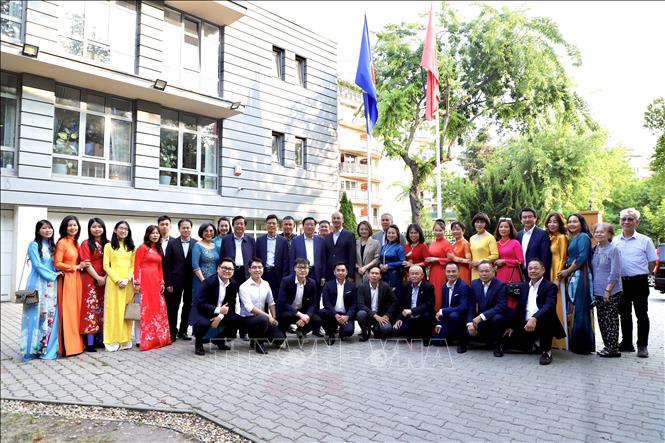 Đoàn đại biểu Đảng Cộng sản Việt Nam chụp ảnh lưu niệm với cán bộ, nhân viên Đại sứ quán và đại diện cộng đồng người Việt tại Hungary. Ảnh: Phương Hoa - PV TTXVN tại châu Âu