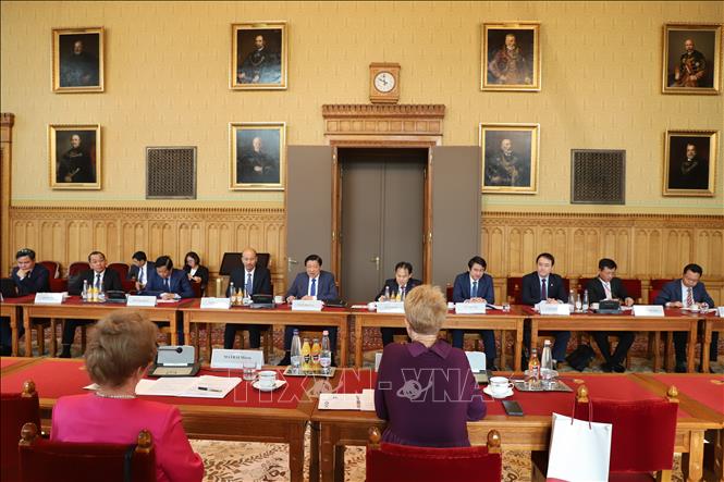 Đoàn đại biểu Đảng Cộng sản Việt Nam làm việc với Viện Kiểm sát tối cao Hungary. Ảnh: Phương Hoa - PV TTXVN tại châu Âu