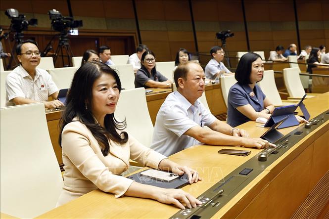 Đại biểu Quốc hội ấn nút biểu quyết thông qua các Luật. Ảnh: Doãn Tấn - TTXVN