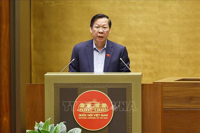 Chủ nhiệm Ủy ban Kinh tế và Tài chính của Quốc hội Phan Văn Mãi trình bày các báo cáo. Ảnh: Doãn Tấn - TTXVN