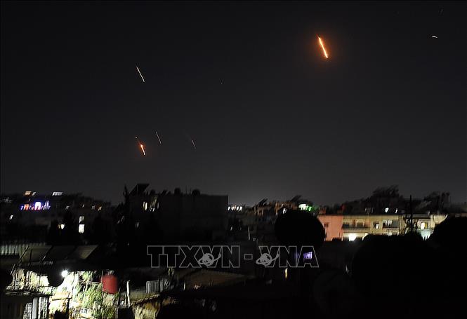 Tên lửa của Iran phóng xuống lãnh thổ Israel được nhìn từ Damascus, Syria tối 13/6/2025. Ảnh: THX/TTXVN