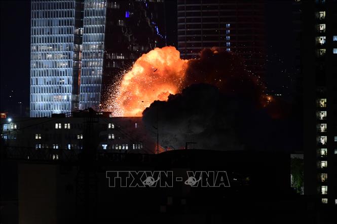 Toà nhà ở Tel Aviv bị trúng tên lửa của Iran phóng xuống lãnh thổ Israel tối 13/6/2025. Ảnh: THX/TTXVN