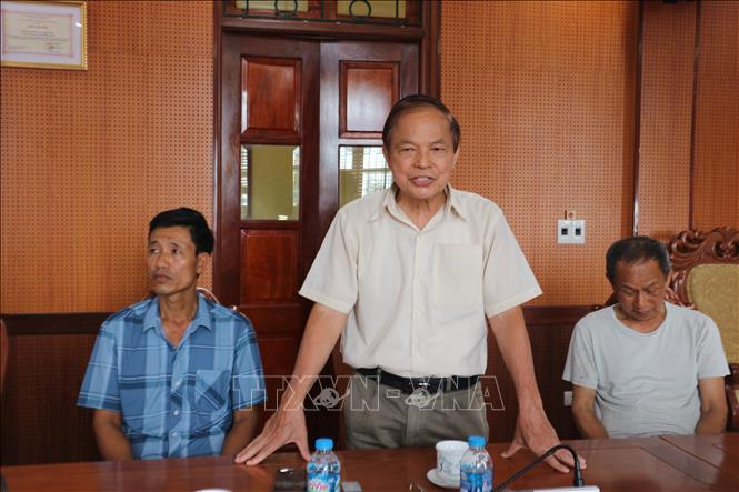  Đại diện người dân có mộ, mả bị hư hại phát biểu. Ảnh: Mạnh Khánh-TTXVN                              