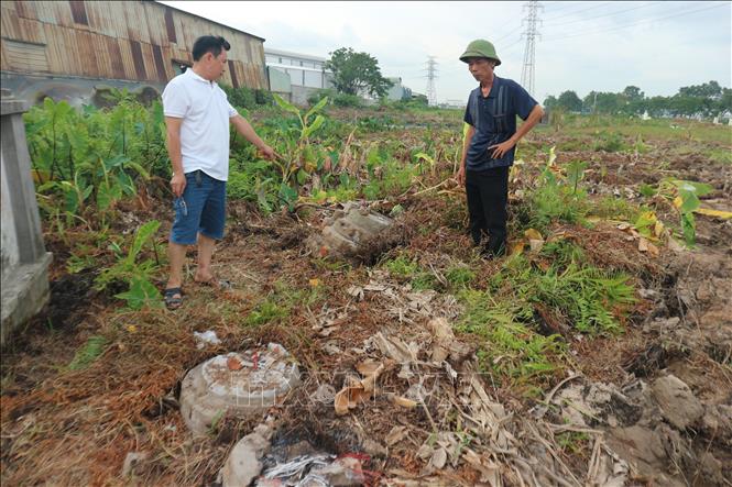 Mộ, mả bị hư hại trong quá trình cưỡng chế giải phóng mặt bằng Cụm công nghiệp Minh Hải 1. Ảnh: Mạnh Khánh-TTXVN                       