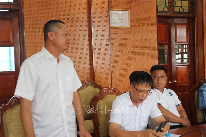 Đại diện đơn vị thi công san gạt, giải phóng mặt bằng Cụm công nghiệp Minh Hải 1 công khai xin lỗi người dân. Ảnh: Mạnh Khánh-TTXVN                            