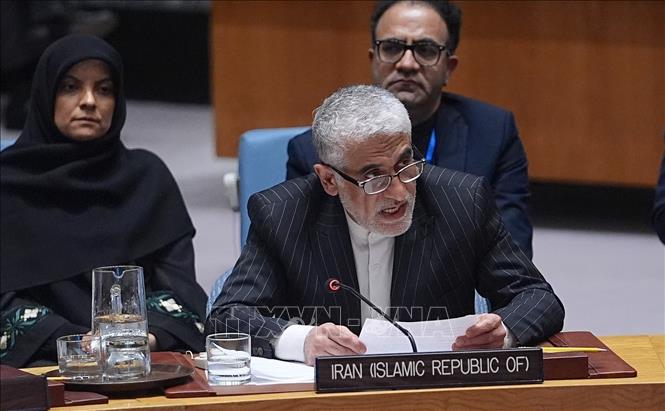 Đại diện thường trực của Iran tại LHQ, ông Amir-Saeid Iravani, phát biểu tại phiên họp khẩn của HĐBA LHQ ở New York (Mỹ) về xung đột Israel-Iran, ngày 13/6/2025. Ảnh: AA/TTXVN 