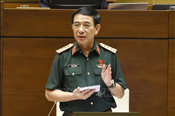 Bộ trưởng Bộ Quốc phòng Phan Văn Giang phát biểu giải trình, làm rõ một số vấn đề đại biểu Quốc hội nêu. Ảnh: Doãn Tấn - TTXVN