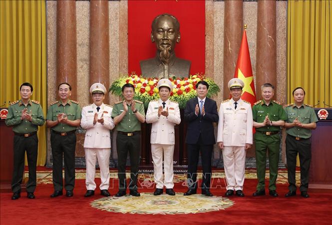 Chủ tịch nước Lương Cường và các đồng chí Lãnh đạo Bộ Công an. Ảnh: Lâm Khánh - TTXVN