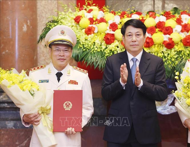 Chủ tịch nước Lương Cường trao Quyết định thăng cấp bậc hàm Thượng tướng đối với Thứ trưởng Bộ Công an Nguyễn Văn Long. Ảnh: Lâm Khánh - TTXVN