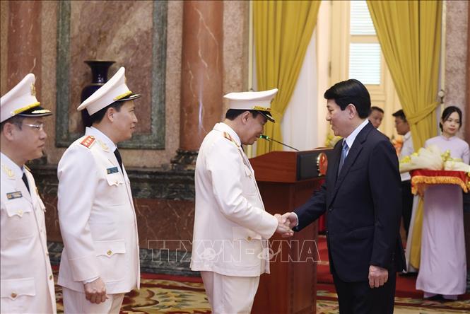 Chủ tịch nước Lương Cường với các đồng chí Thượng tướng, Thứ trưởng Bộ Công an Lê Tấn Tới, Lê Văn Tuyến, Nguyễn Văn Long. Ảnh: Lâm Khánh - TTXVN