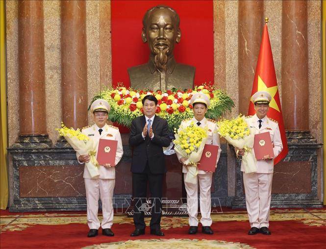Chủ tịch nước Lương Cường trao Quyết định thăng cấp bậc hàm Thượng tướng đối với các đồng chí Thứ trưởng Bộ Công an Lê Tấn Tới, Lê Văn Tuyến, Nguyễn Văn Long. Ảnh: Lâm Khánh - TTXVN