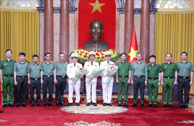 Lãnh đạo các Cục, Vụ của Bộ Công an chúc mừng 3 đồng chí Thứ trưởng được thăng cấp bậc hàm Thượng tướng. Ảnh: Lâm Khánh - TTXVN
