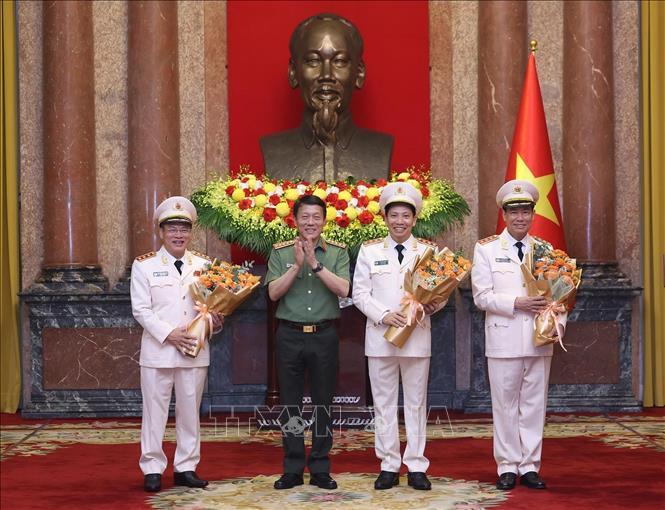 Đại tướng Lương Tam Quang, Uỷ viên Bộ Chính trị, Bí thư Đảng uỷ Công an Trung ương, Bộ trưởng Bộ Công an chúc mừng các đồng chí Thượng tướng, Thứ trưởng Bộ Công an Lê Tấn Tới, Lê Văn Tuyến, Nguyễn Văn Long. Ảnh: Lâm Khánh - TTXVN
