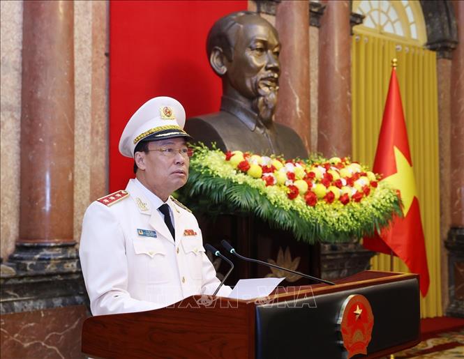 Thay mặt ba đồng chí được thăng cấp bậc hàm, Thượng tướng Lê Tấn Tới, Uỷ viên Trung ương Đảng, Uỷ viên Ủy ban Thường vụ Quốc hội, Chủ nhiệm Uỷ ban Quốc phòng, An ninh và Đối ngoại của Quốc hội, Thứ trưởng Bộ Công an phát biểu nhận nhiệm vụ. Ảnh: Lâm Khánh - TTXVN